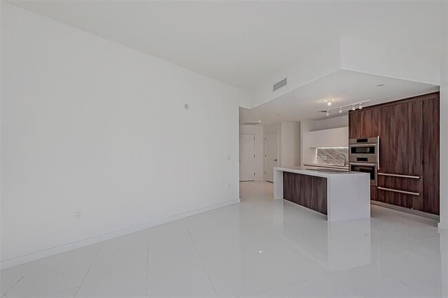 851 NE 1st Ave, Unit 1702 in Miami, FL - Building Photo - Building Photo