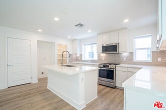 5257 Bainbridge Pl in Los Angeles, CA - Building Photo - Building Photo