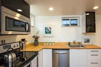 2628 Northeast Ainsworth Street, Unit B in Portland, OR - Building Photo - Building Photo