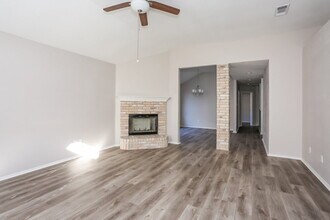 217 Hollywood Dr in Glenn Heights, TX - Building Photo - Building Photo