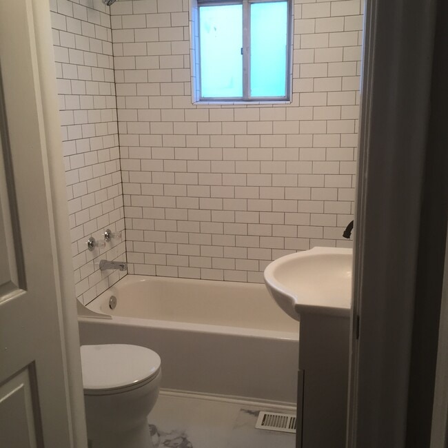 3323 Emerson Ave, Unit B in Covington, KY - Foto de edificio - Building Photo