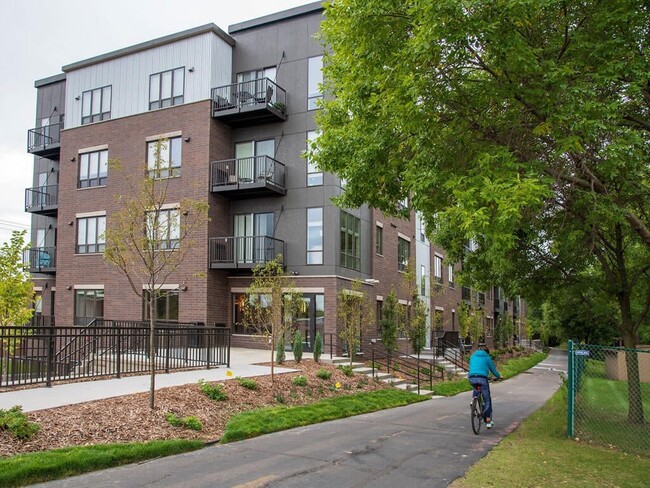 Urban Park I and II Apartments in St. Louis Park, MN - Foto de edificio - Building Photo