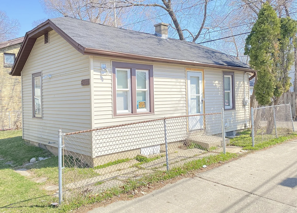 4822 N 26th St in Milwaukee, WI - Foto de edificio