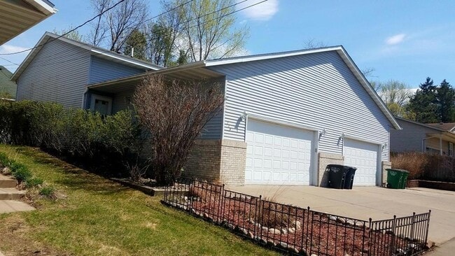 779 9th St SE in Forest Lake, MN - Foto de edificio - Building Photo
