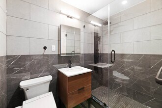 437 W 46th St in New York, NY - Foto de edificio - Building Photo