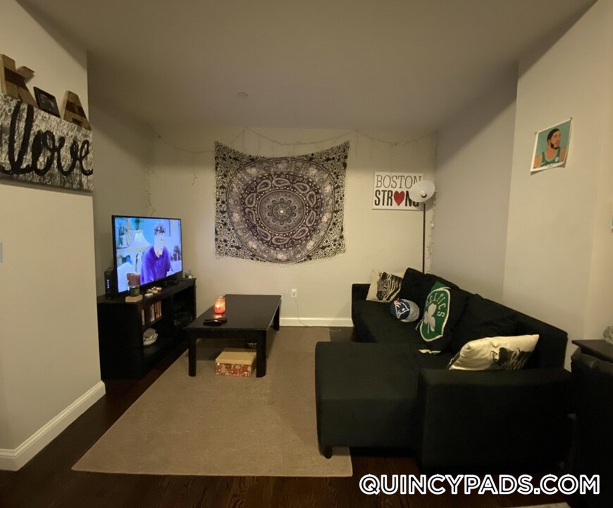 10 Merrymount Rd in Quincy, MA - Building Photo