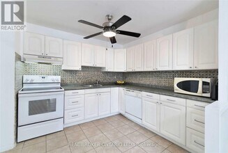 1016 Falgarwood Dr in Oakville, ON - Building Photo - Building Photo