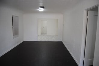 408 Oildale Dr in Bakersfield, CA - Building Photo - Building Photo