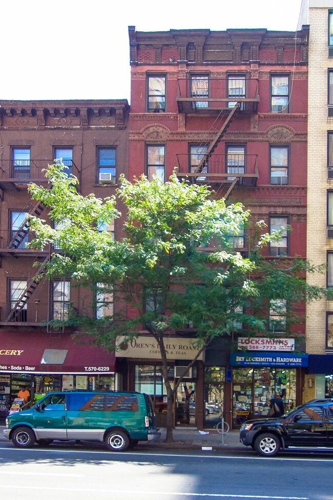 1574 1st Ave in New York, NY - Foto de edificio - Building Photo