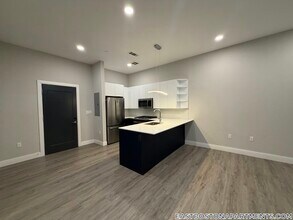 656 Saratoga St, Unit 308 in Boston, MA - Foto de edificio - Building Photo