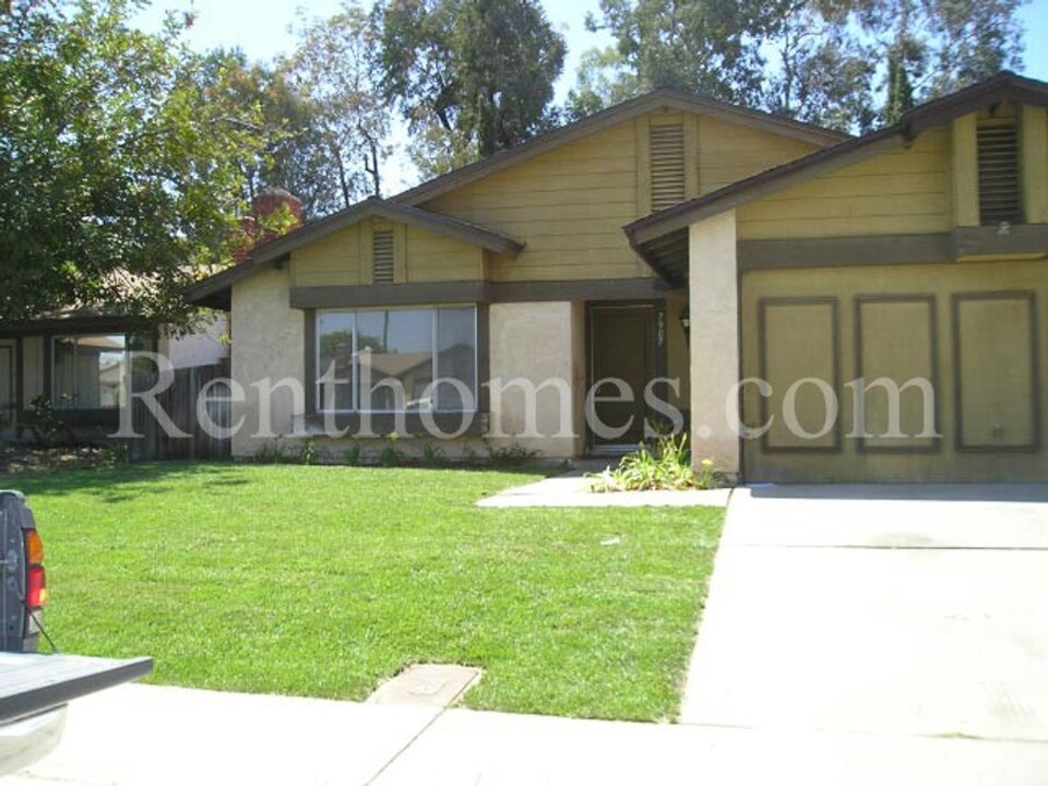 7907 Flanders Dr in San Diego, CA - Building Photo