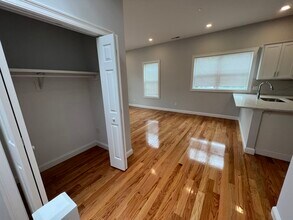 126 Cross St, Unit 6 in Somerville, MA - Foto de edificio - Building Photo