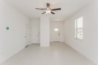 2129 Great Sapphire Ln in Lutz, FL - Foto de edificio - Building Photo