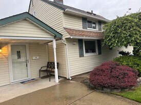 7 Straw Ln in Hicksville, NY - Building Photo