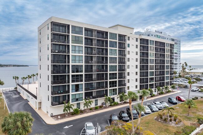 Bridgeton Condominiums in St. Petersburg, FL - Building Photo - Building Photo