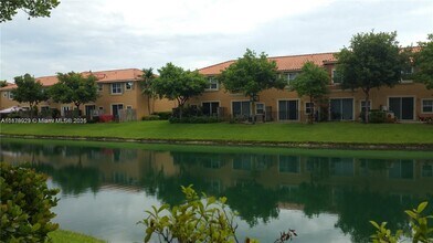 4960 Windward Way in Fort Lauderdale, FL - Foto de edificio - Building Photo