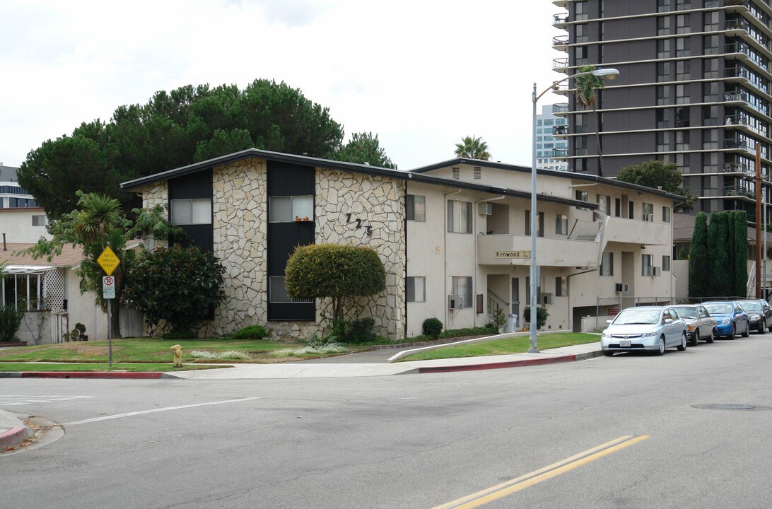 725 N Kenwood St in Glendale, CA - Foto de edificio