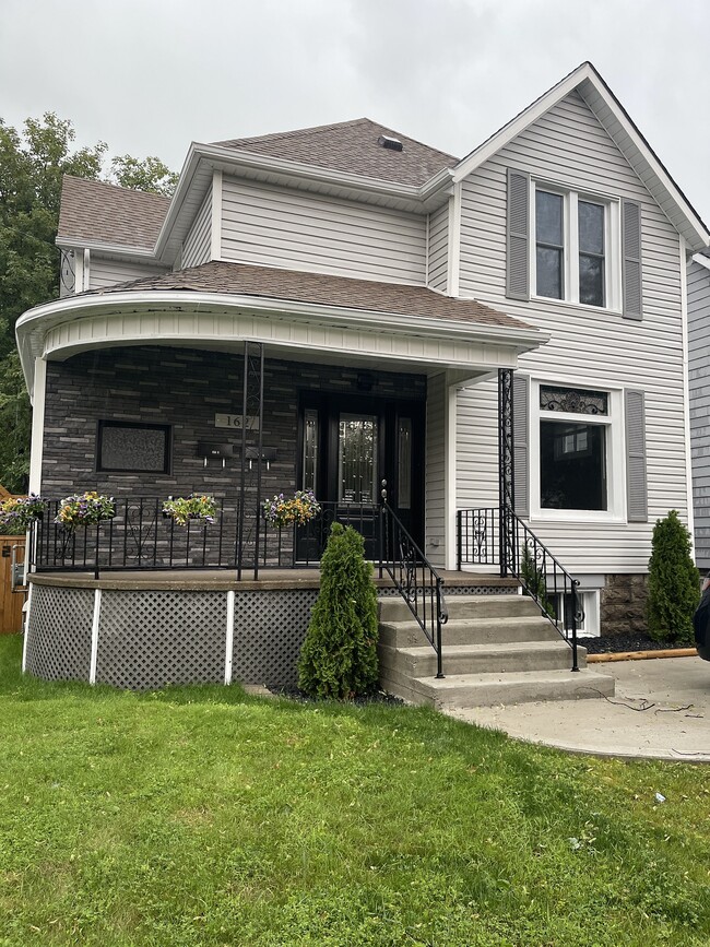 162 Vidal St S