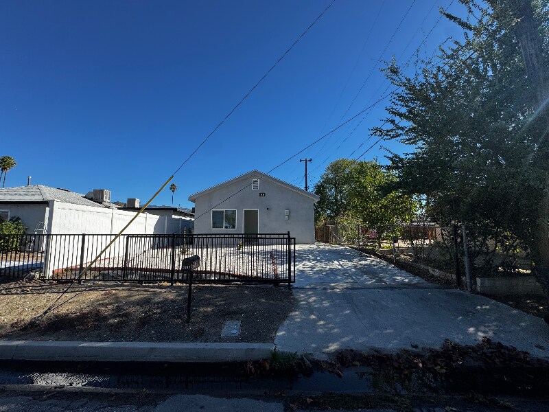 3291 Del Rey Dr in San Bernardino, CA - Foto de edificio