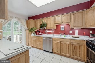 7536 Oldham Way in Alexandria, VA - Foto de edificio - Building Photo