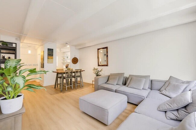 325 Ocean Dr in Miami Beach, FL - Building Photo - Building Photo