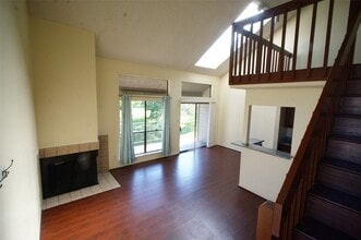 8587 Sands Point Dr in Houston, TX - Foto de edificio - Building Photo