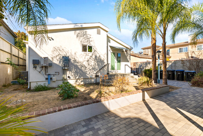 254 W Tujunga Ave in Burbank, CA - Building Photo - Building Photo