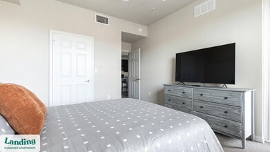 4590 Winkler Ave, Unit 8-302 in Ft. Myers, FL - Foto de edificio - Building Photo