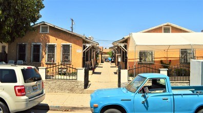 1817 E 70th St in Los Angeles, CA - Foto de edificio - Building Photo