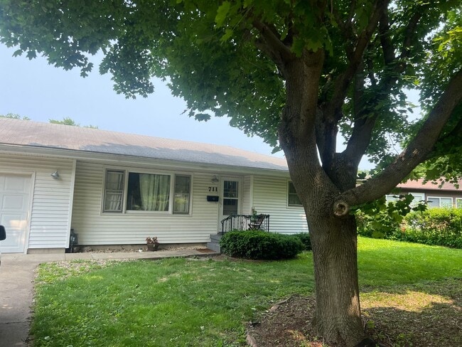 711 S Longview Rd in Monticello, IL - Building Photo - Building Photo