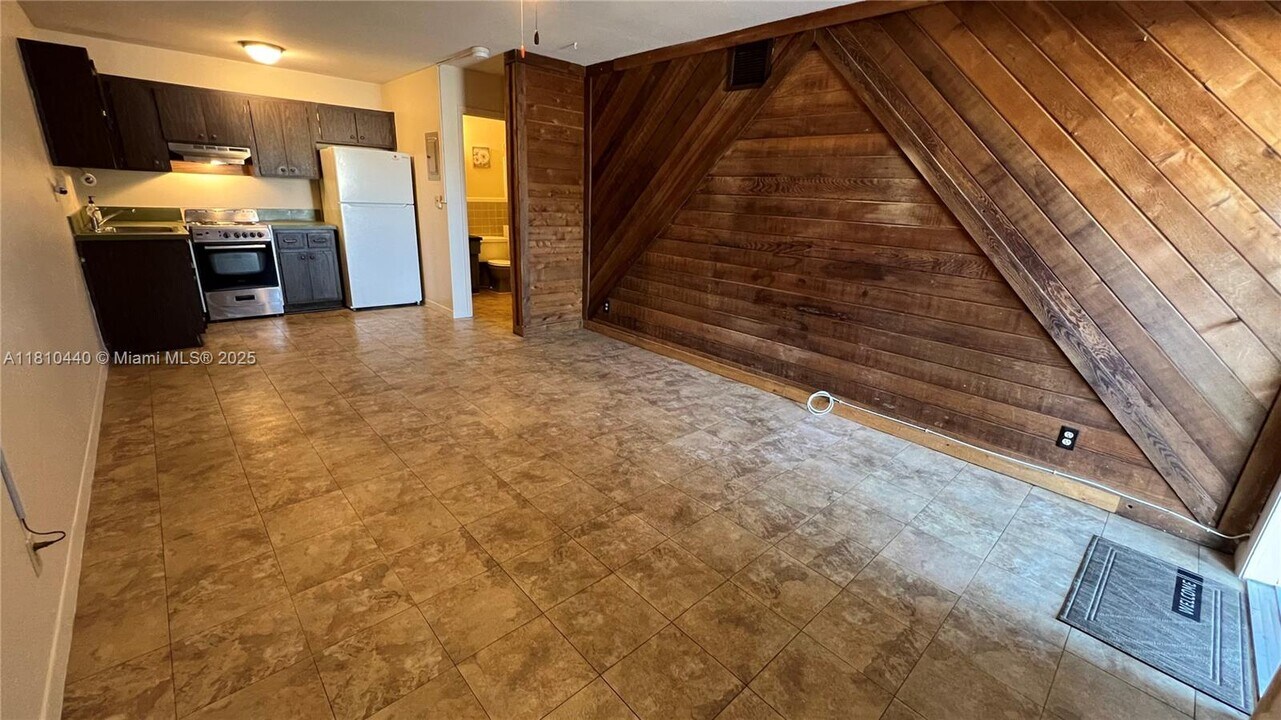 2400 SW 42nd Ave in Fort Lauderdale, FL - Building Photo