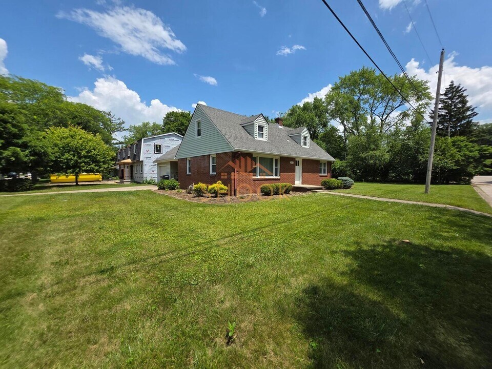 1010 Oakhurst Dr in West Lafayette, IN - Building Photo