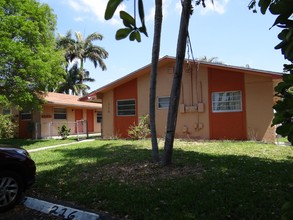 216 SW 9th St in Hallandale Beach, FL - Foto de edificio - Building Photo