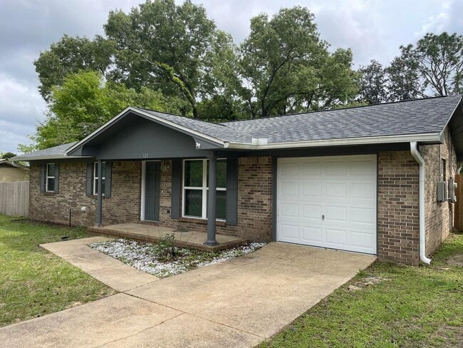 122 Hillwood Dr in Crestview, FL - Building Photo - Building Photo