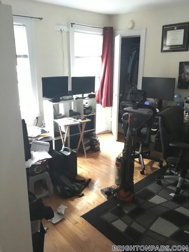 242 Corey Rd, Unit 1 in Boston, MA - Foto de edificio - Building Photo