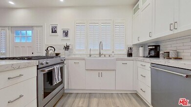 2229 Oak Glen Pl in Los Angeles, CA - Building Photo - Building Photo