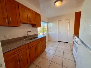 8632 MacArthur Blvd in Oakland, CA - Foto de edificio - Building Photo