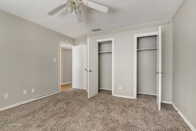 Loft on Louise in Denton, TX - Foto de edificio - Building Photo