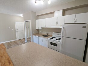 Legislative Estates Apartments in Edmonton, AB - Building Photo - Building Photo