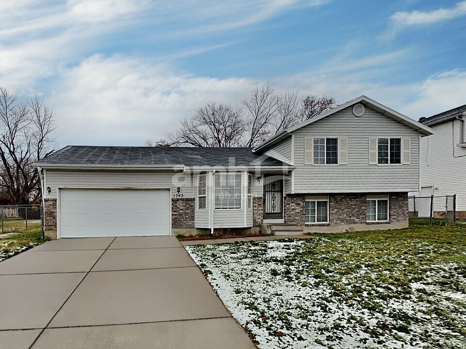 1742 N 725 W in Clinton, UT - Building Photo