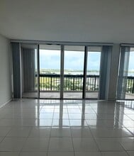 2425 Presidential Way in West Palm Beach, FL - Building Photo - Building Photo