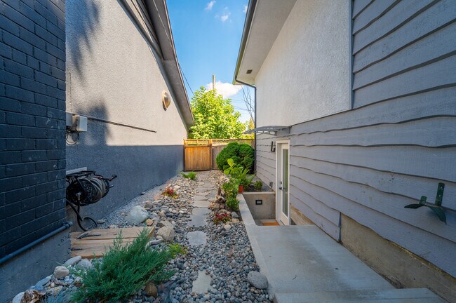 972 Garrow Dr in Port Moody, BC - Building Photo - Building Photo