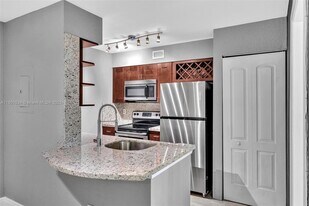 2880 N Oakland Forest Dr in Oakland Park, FL - Building Photo