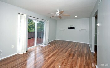 4 White Oaks Dr in Sayreville, NJ - Building Photo - Building Photo