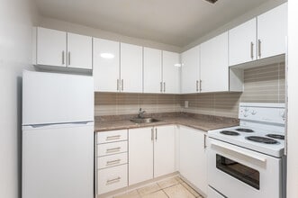 Sandalwood Manor in Toronto, ON - Building Photo - Building Photo