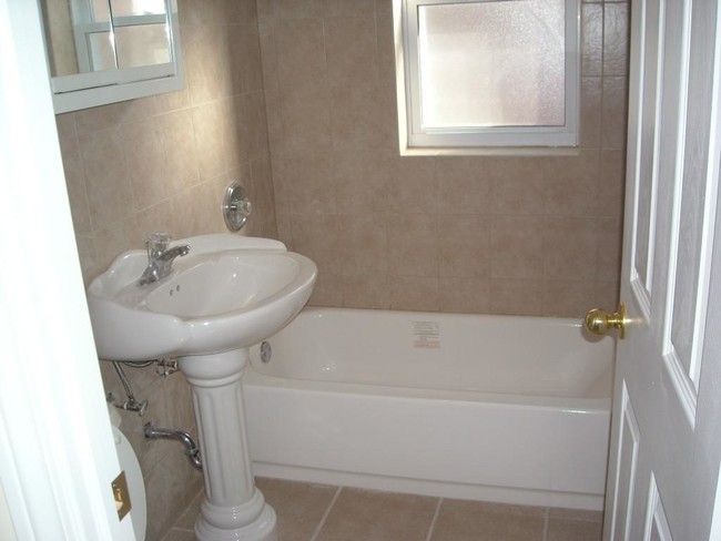 2200 W Foster Ave in Chicago, IL - Building Photo - Building Photo