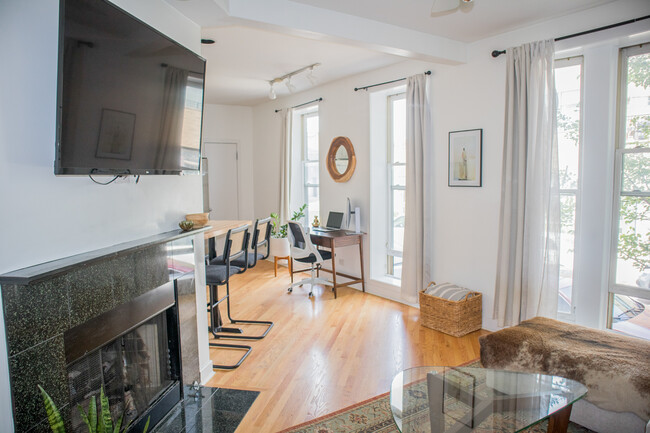 2015 W Concord Pl, Unit A in Chicago, IL - Building Photo - Building Photo