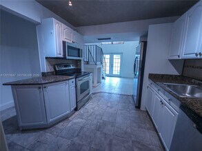 10907 N Kendall Dr in Miami, FL - Building Photo - Building Photo