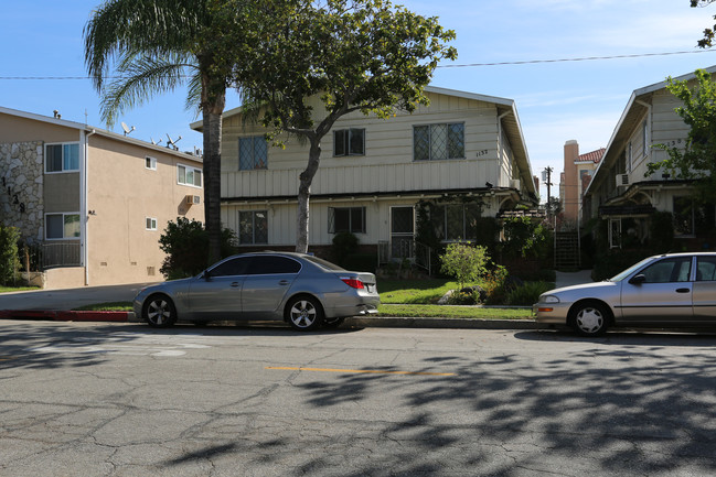 1130 N Louise St in Glendale, CA - Building Photo - Building Photo