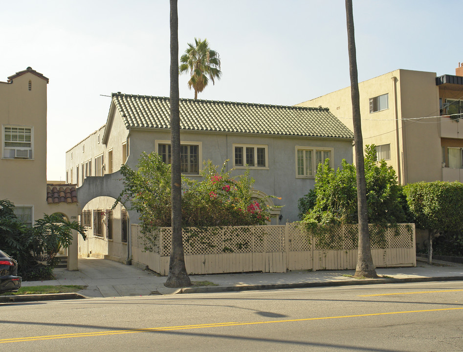 7360 Hollywood Blvd in Los Angeles, CA - Building Photo